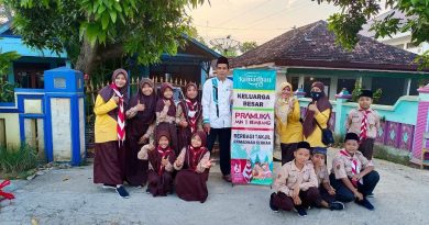 Siswa MIN 1 Rembang Berbagi Takjil Bagi Pengguna Jalan