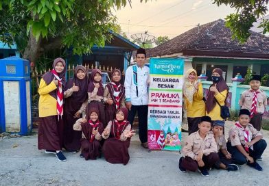 Siswa MIN 1 Rembang Berbagi Takjil Bagi Pengguna Jalan